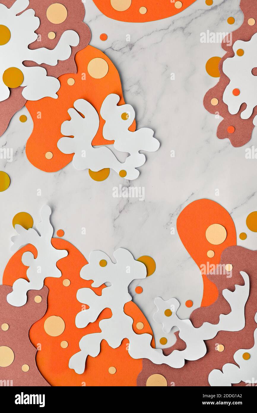 Matisse Schneiden inspiriert Hintergrund, abstrakte Papierformen, abstrakte Formen in orange auf Marmor . Stockfoto