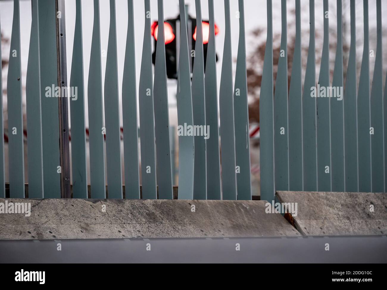 Berlin, Deutschland. November 2020. Die Metallstreben am Tor des Bundeskanzleramtes sind leicht gebogen, nachdem ein Auto gegen das Tor gefahren war. Quelle: Michael Kappeler/dpa/Alamy Live News Stockfoto