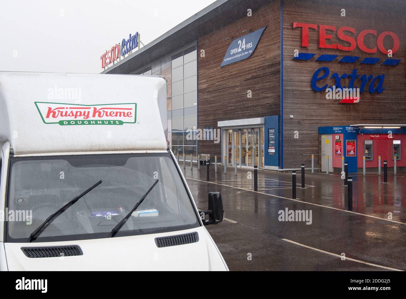 Ein Krispy Kreme-Donut-Van vor einem Tesco Extra-Laden in Wisbech, Cambridgeshire. Cambridgeshire Polizist Simon Read wird vor der Anklage zu versuchen, eine £9.95 Box mit 12 Krispy Kreme Donuts für sieben Pence durch Ankleben eines Barcodes für Karotten auf sie und gehen durch eine Self-Service-Kasse im Tesco Extra-Shop kaufen. Stockfoto