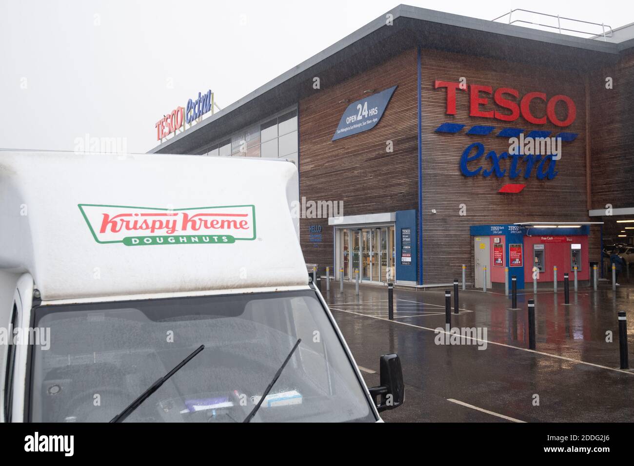Ein Krispy Kreme-Donut-Van vor einem Tesco Extra-Laden in Wisbech, Cambridgeshire. Cambridgeshire Polizist Simon Read wird vor der Anklage zu versuchen, eine £9.95 Box mit 12 Krispy Kreme Donuts für sieben Pence durch Ankleben eines Barcodes für Karotten auf sie und gehen durch eine Self-Service-Kasse im Tesco Extra-Shop kaufen. Stockfoto