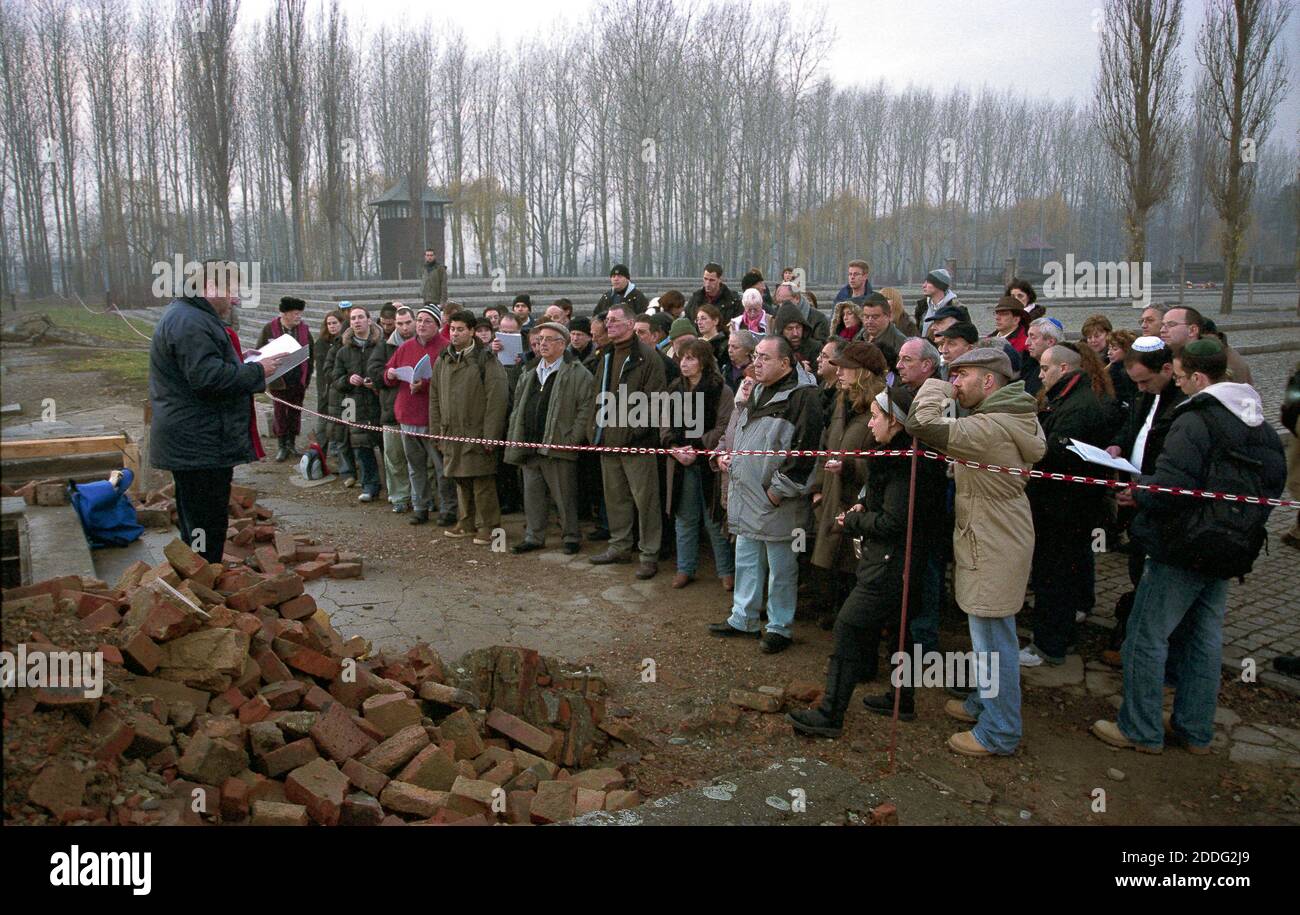 Die Vernichtungslager Auschwitz & Birkenau in Polen sind nun für Besucher dieses Ortes der Ermordung des jüdischen Volkes durch die deutschen Nazis des Zweiten Weltkriegs geöffnet und zeigen nun Szenen, die am 27. November 2006 aufgenommen wurden, einschließlich des kaddischen Gebets für die Toten, Blumen auf der berüchtigten Bahnstrecke und Arbeit macht frei - Arbeit macht frei - Slogan über dem Eingangstor des Lagers Auschwitz. Stockfoto