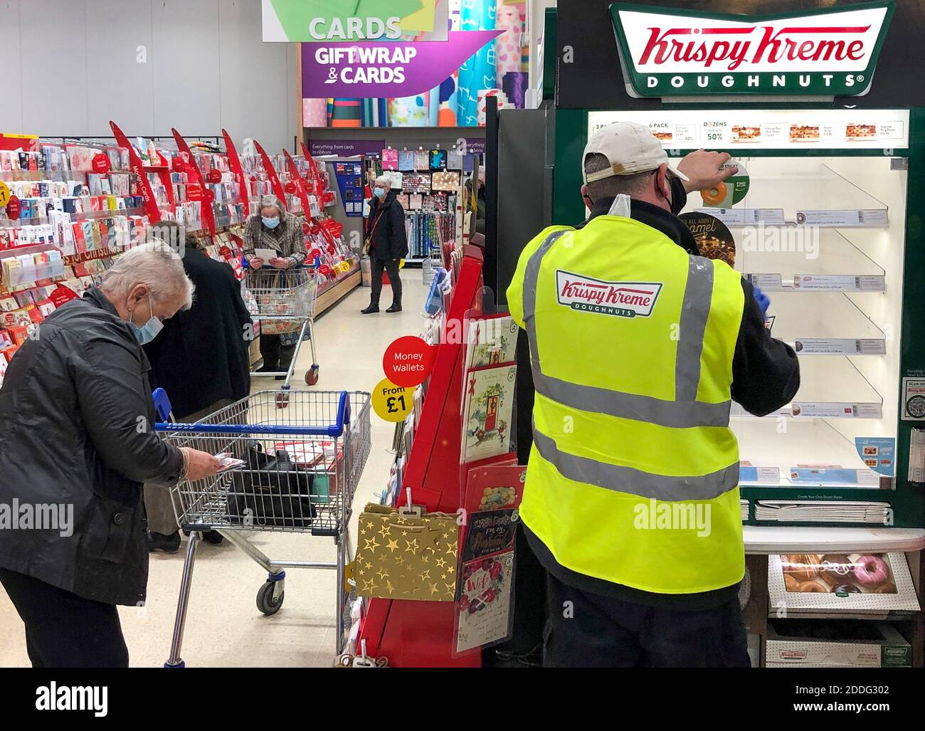 Krispy Kreme Donut Schrank im Tesco Extra Geschäft in Wisbech, Cambridgeshire. Cambridgeshire Polizist Simon Read wird vor der Anklage zu versuchen, eine £9.95 Box mit 12 Krispy Kreme Donuts für sieben Pence durch Ankleben eines Barcodes für Karotten auf sie und gehen durch eine Self-Service-Kasse im Tesco Extra-Shop kaufen. Stockfoto