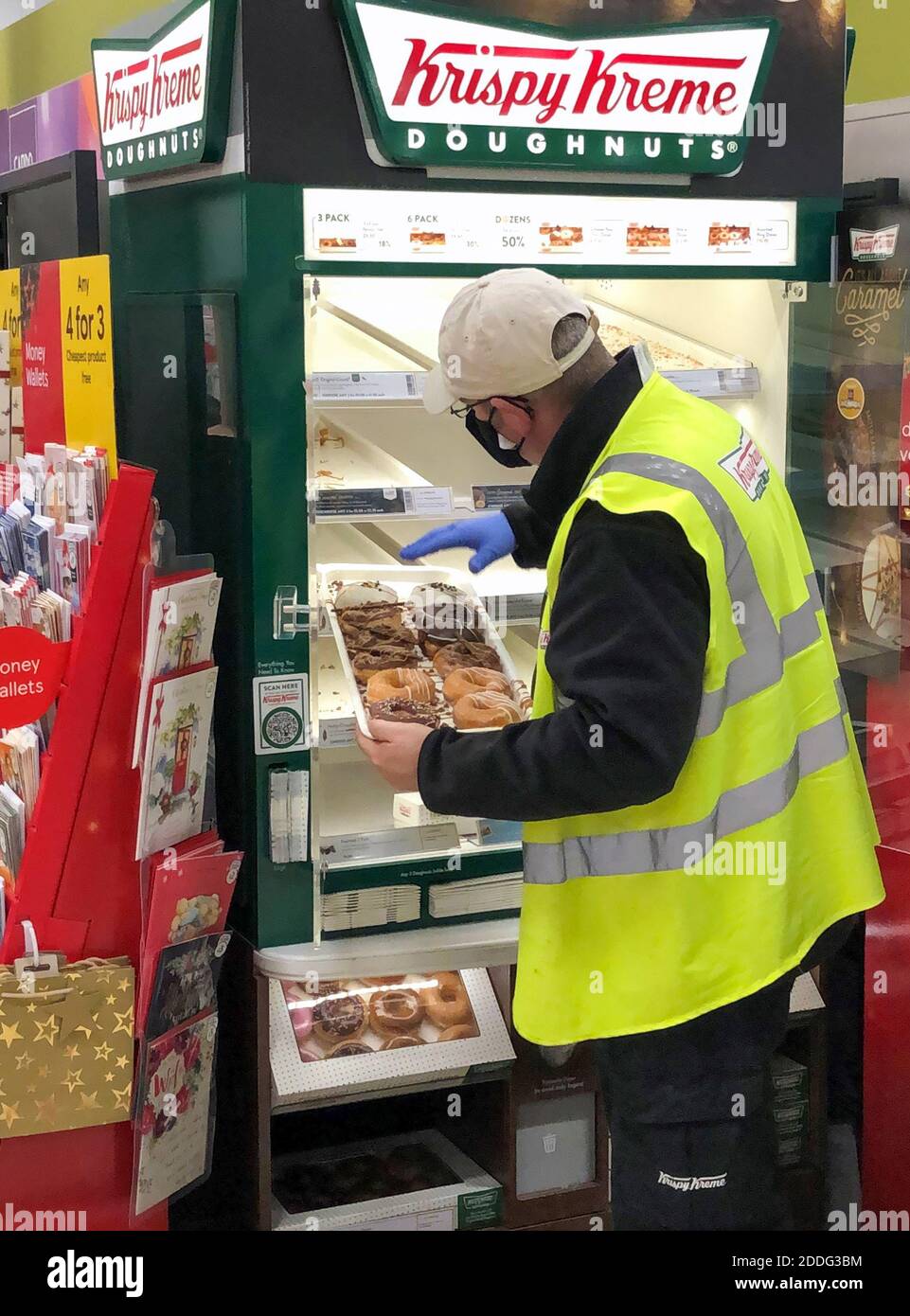 Krispy Kreme Donut Schrank im Tesco Extra Geschäft in Wisbech, Cambridgeshire. Cambridgeshire Polizist Simon Read wird vor der Anklage zu versuchen, eine £9.95 Box mit 12 Krispy Kreme Donuts für sieben Pence durch Ankleben eines Barcodes für Karotten auf sie und gehen durch eine Self-Service-Kasse im Tesco Extra-Shop kaufen. Stockfoto