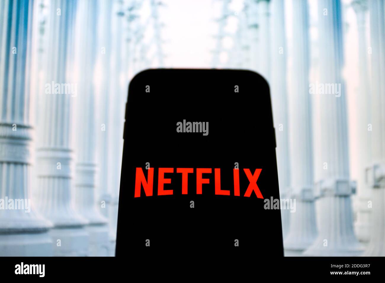 In dieser Abbildung ist ein rotes Netflix Content Platform Logo auf einem Smartphone zu sehen. Stockfoto