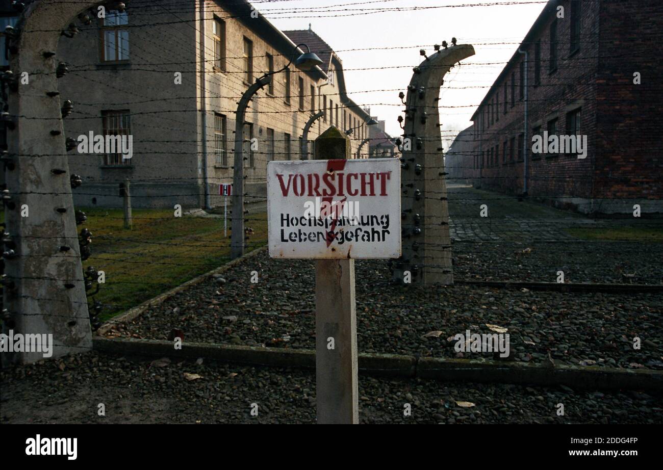 Die Vernichtungslager Auschwitz & Birkenau in Polen sind nun für Besucher dieses Ortes der Ermordung des jüdischen Volkes durch die deutschen Nazis des Zweiten Weltkriegs geöffnet und zeigen nun Szenen, die am 27. November 2006 aufgenommen wurden, einschließlich des kaddischen Gebets für die Toten, Blumen auf der berüchtigten Bahnstrecke und Arbeit macht frei - Arbeit macht frei - Slogan über dem Eingangstor des Lagers Auschwitz. Stockfoto