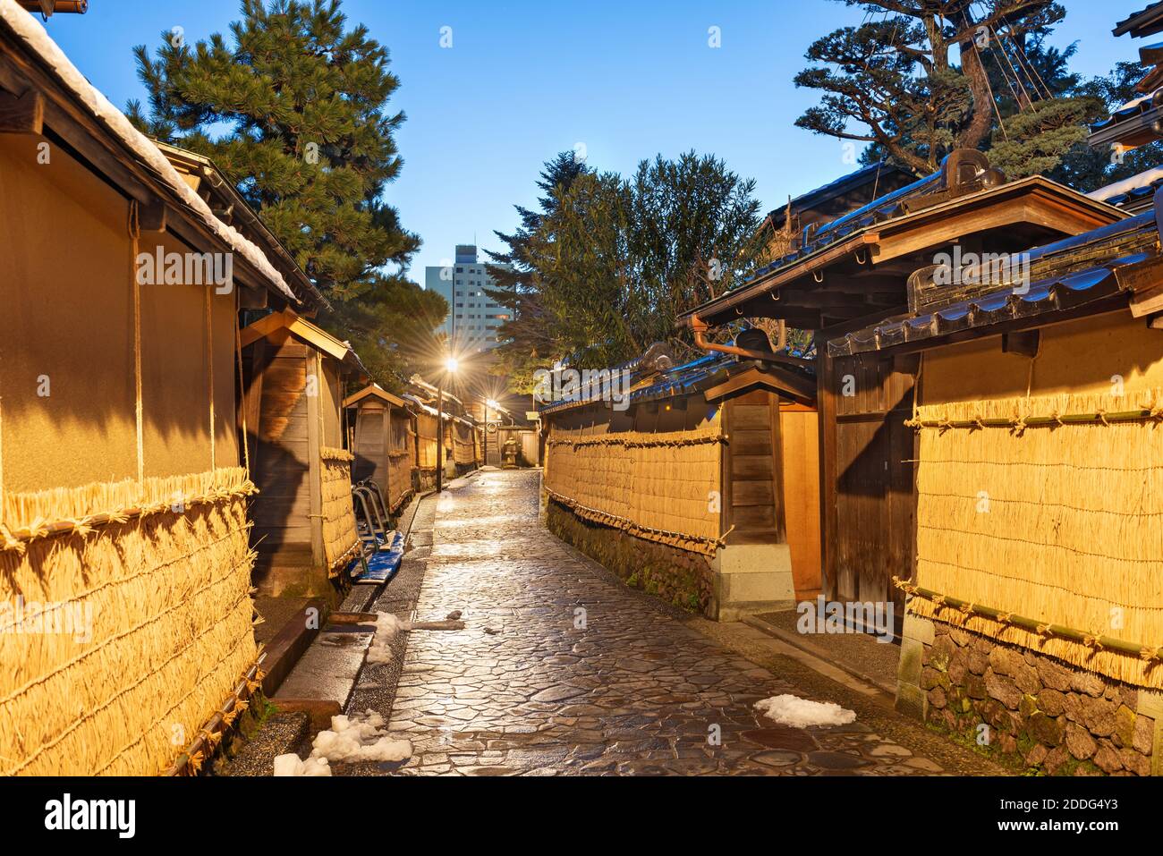 Kanazawa, Japan im Samurai District während der Dämmerung. Stockfoto
