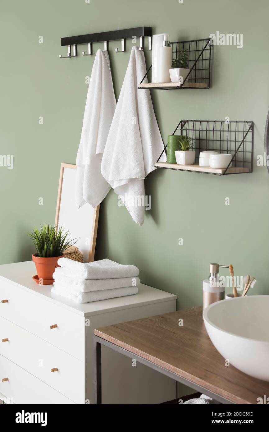 Modernes Interieur von stilvollen Bad mit Handtüchern an Haken Stockfoto
