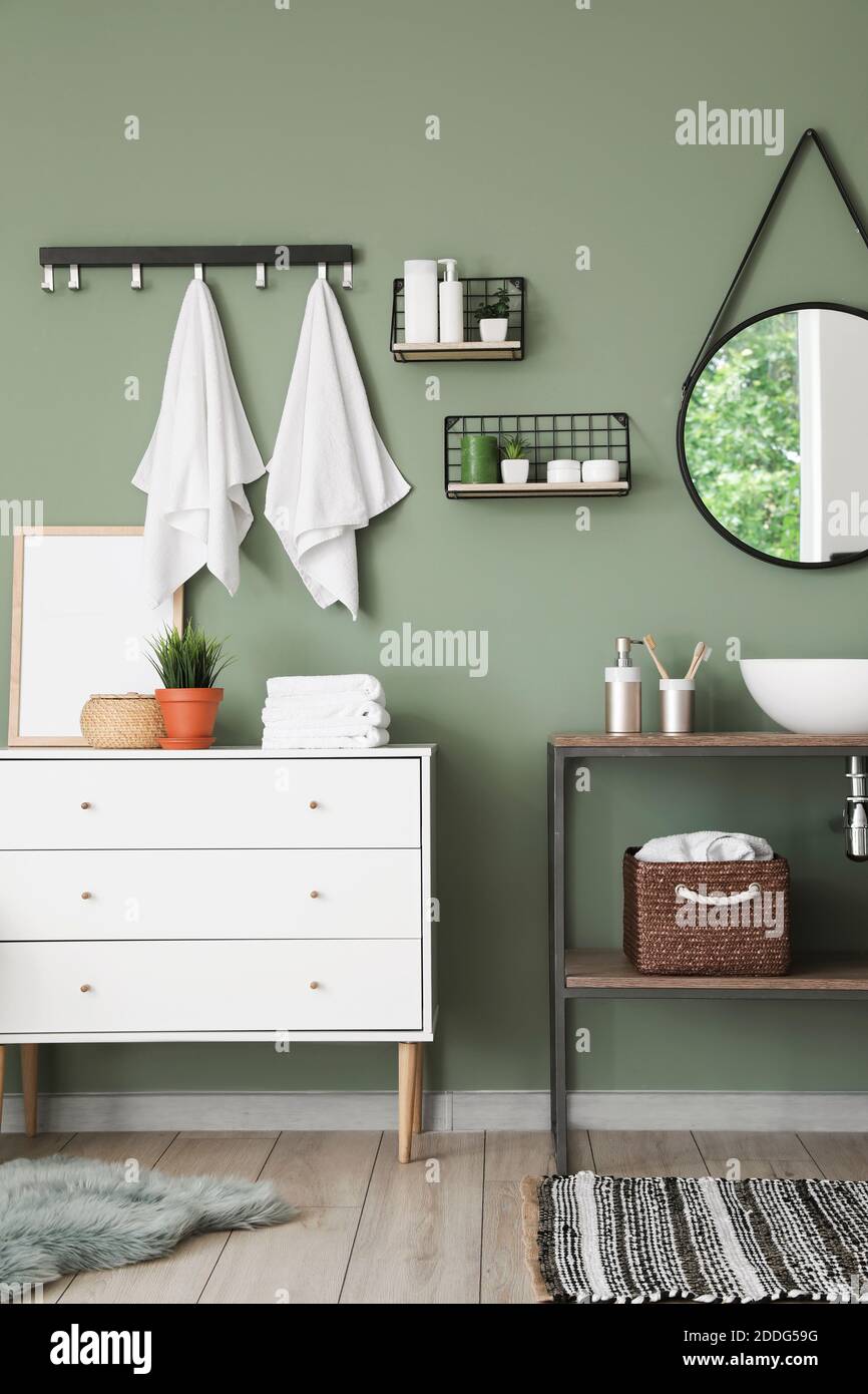 Modernes Interieur von stilvollen Bad mit Handtüchern an Haken Stockfoto