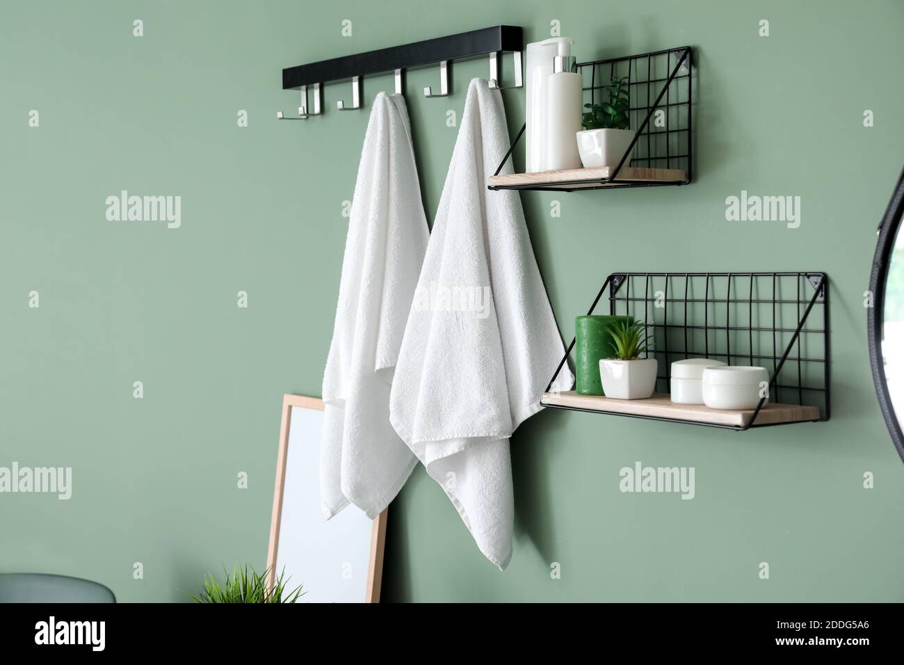 Modernes Interieur von stilvollen Bad mit Handtüchern an Haken Stockfoto