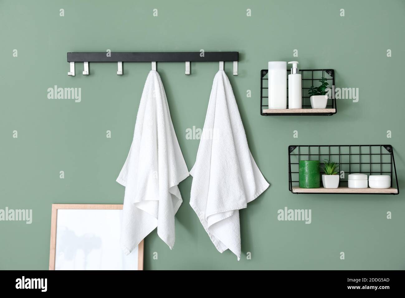 Modernes Interieur von stilvollen Bad mit Handtüchern an Haken Stockfoto