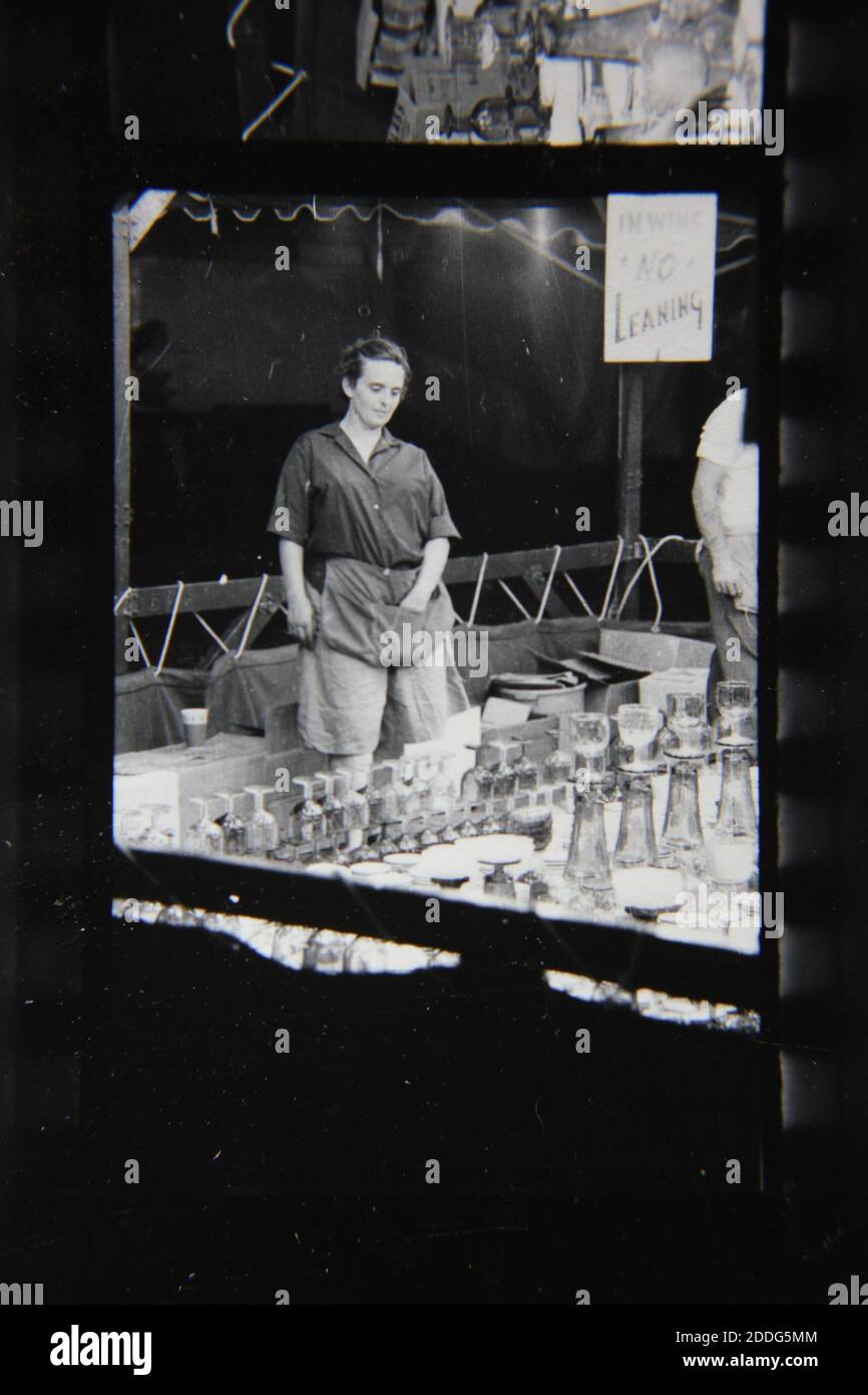 Feine 70er Jahre Vintage Schwarz-Weiß-Fotografie eines Karnevalsspieloperators. Stockfoto