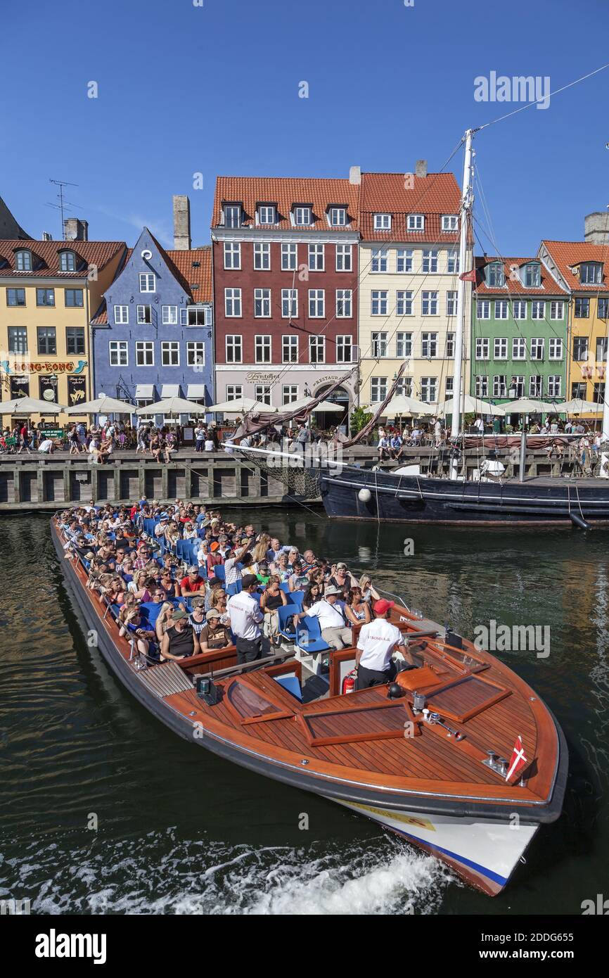 Geographie / Reisen, Dänemark, Kopenhagen, Schmales Boot auf dem Kanal in Nyhavn in Kopenhagen, Additional-Rights-Clearance-Info-not-available Stockfoto