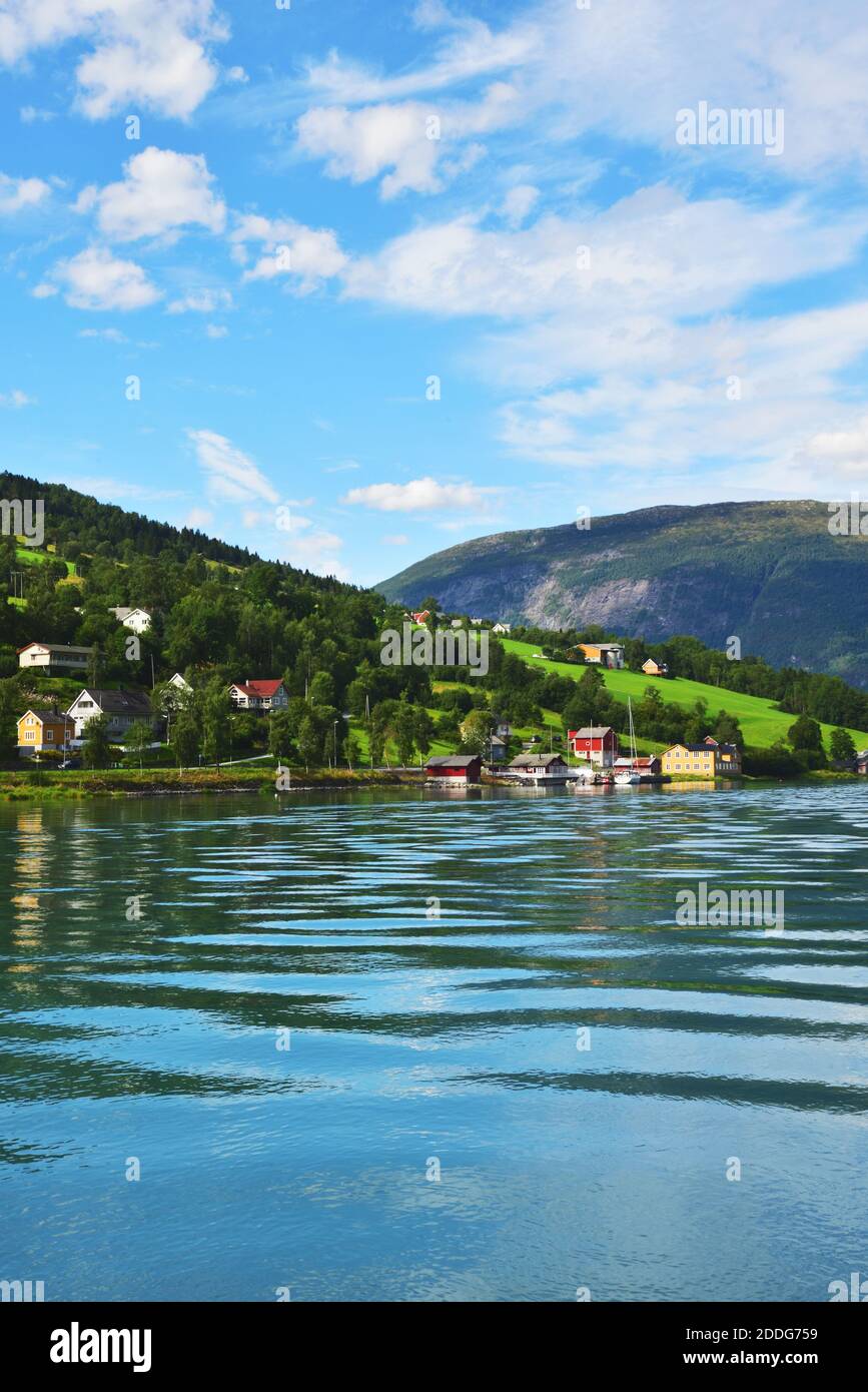 Ruhiges Wasser auf dem Innvikfjorden bei Olden, Norwegen. Innvikfjorden ist selbst ein Arm des Nordfjords. Stockfoto