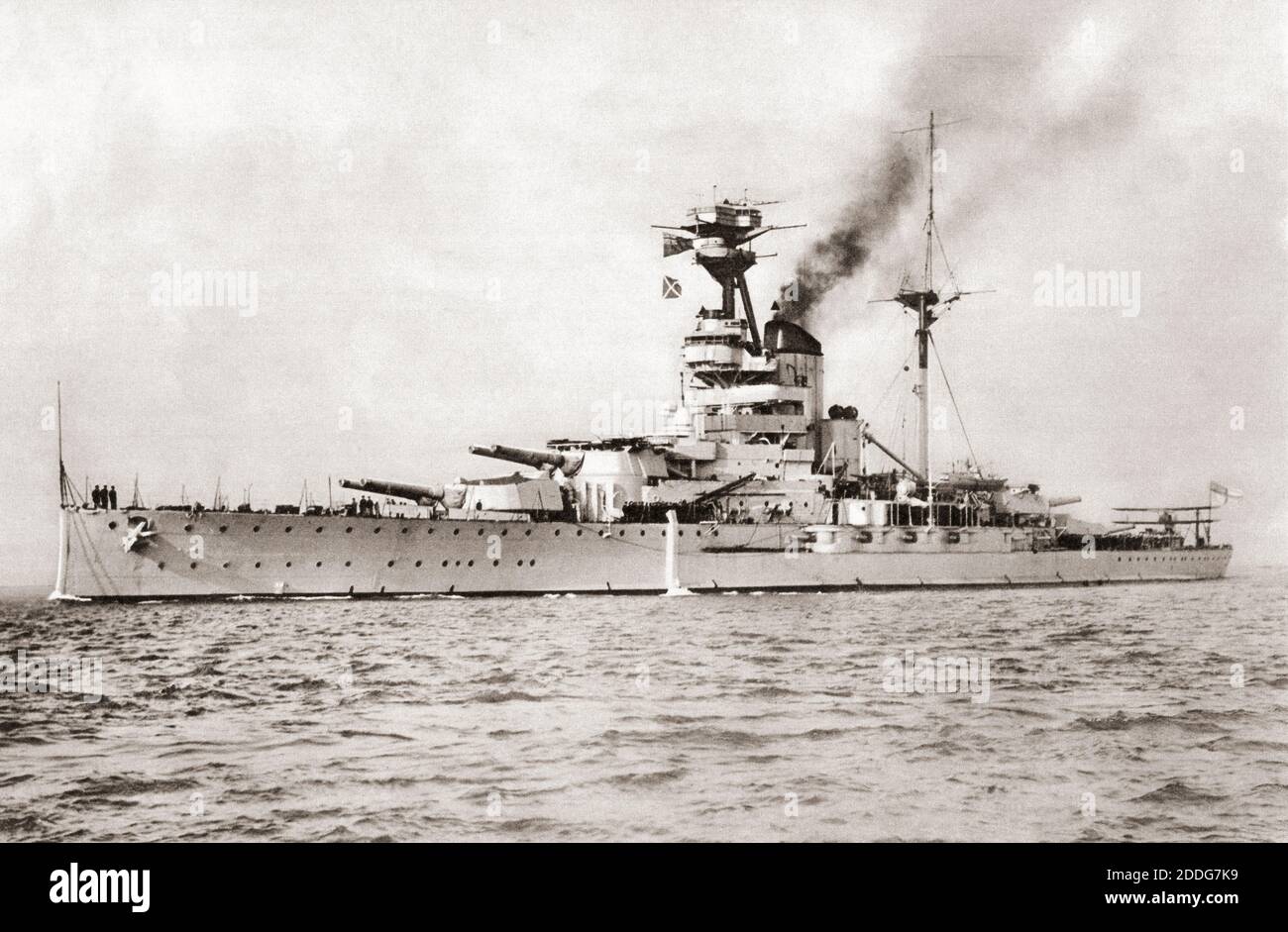 HMS Resolution der Royal Sovereign Klasse. Die Ausbuchtung entlang der Wasserlinie minimiert eine frühere Tendenz zu Rollen. Von British Warships, veröffentlicht 1940. Stockfoto
