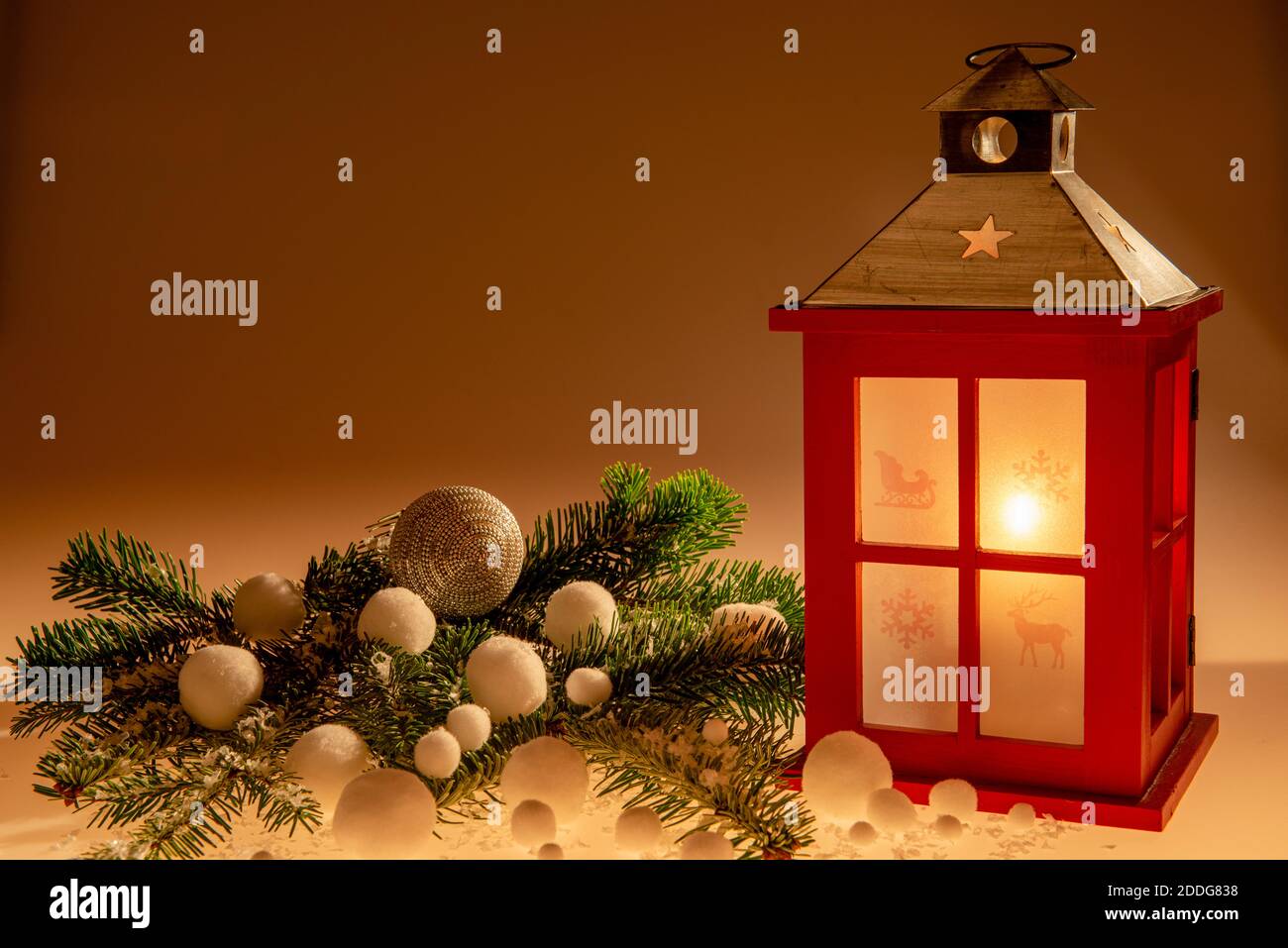 Eine Weihnachtsdekoration mit Kerze erzeugt eine ruhige weihnachtliche Stimmung Stockfoto