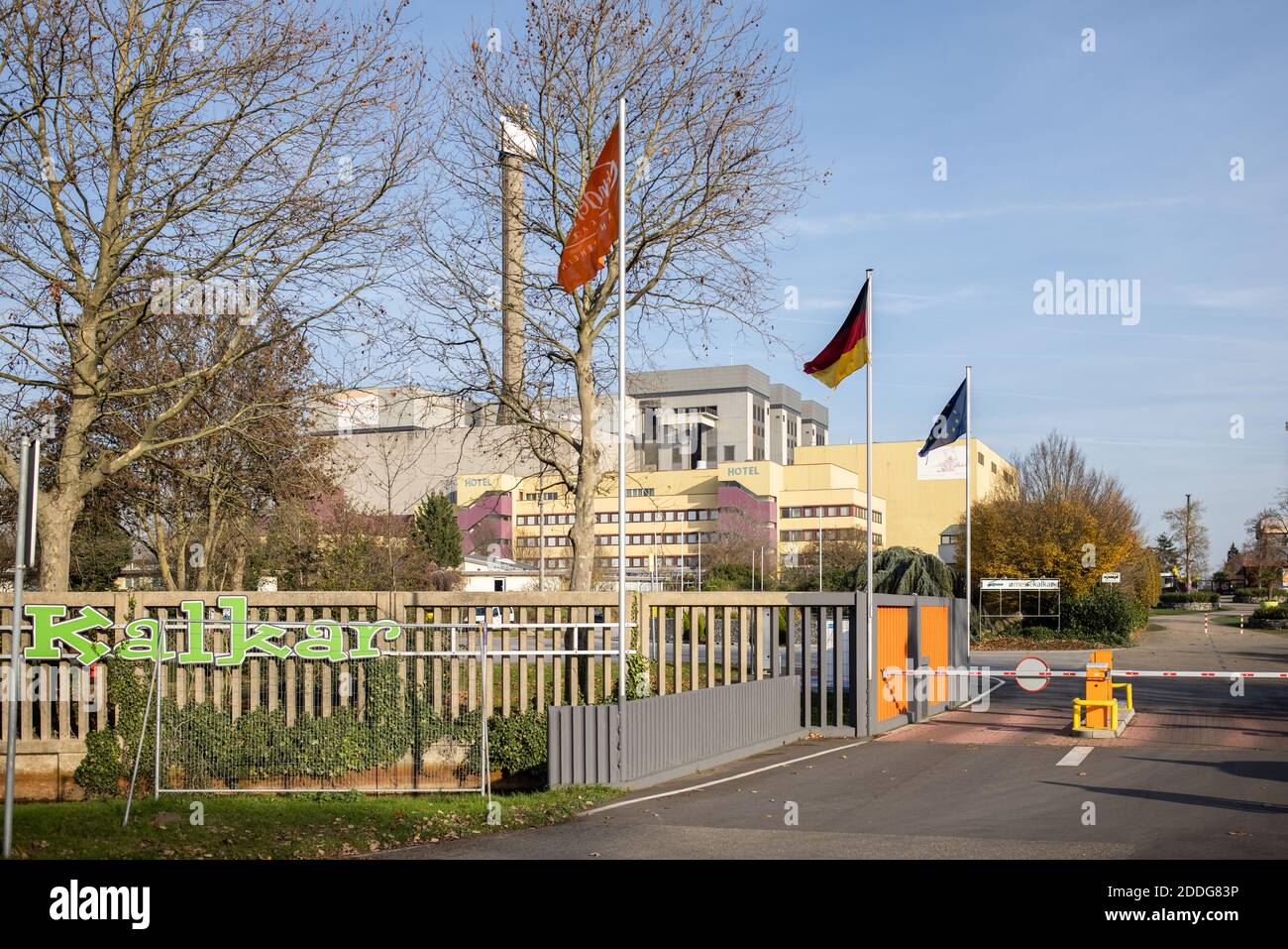 Kalkar, Deutschland. November 2020. Blick auf den Vergnügungspark Wunderland auf dem Gelände des ehemaligen Kernkraftwerks Kalkar. Hier soll am 28. Und 29.11.2020 mit rund 600 Delegierten die Bundesparteikonferenz der AfD stattfinden. Quelle: Marcel Kusch/dpa/Alamy Live News Stockfoto