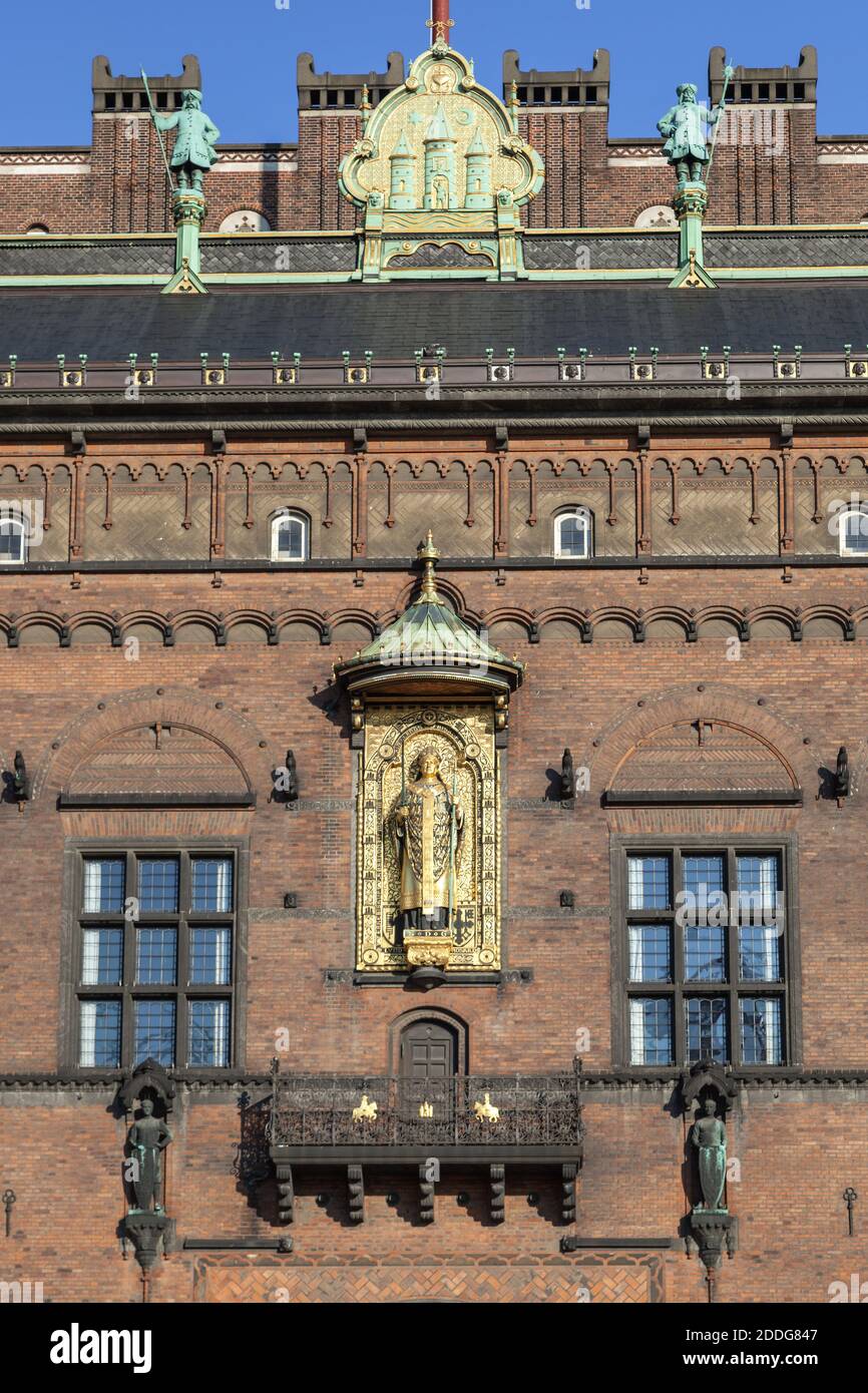 Geographie / Reisen, Dänemark, Kopenhagen, die Statue des Bischofs Absalon auf dem Rathaus von Kopenhagen, Additional-Rights-Clearance-Info-not-available Stockfoto