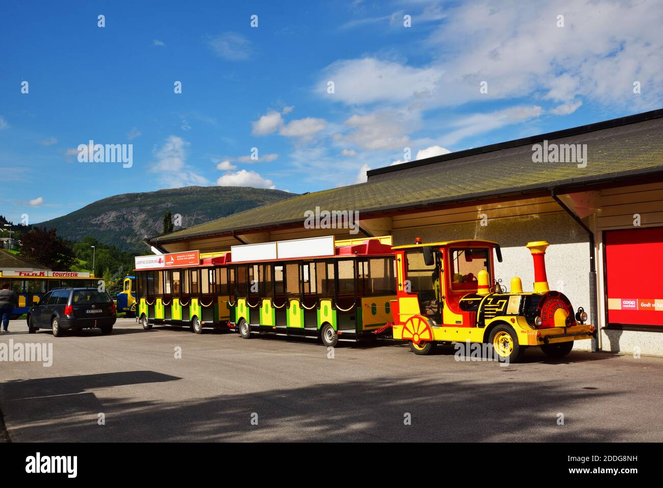 Landzug zwischen den Zöllen in Olden, Norwegen geparkt. Stockfoto