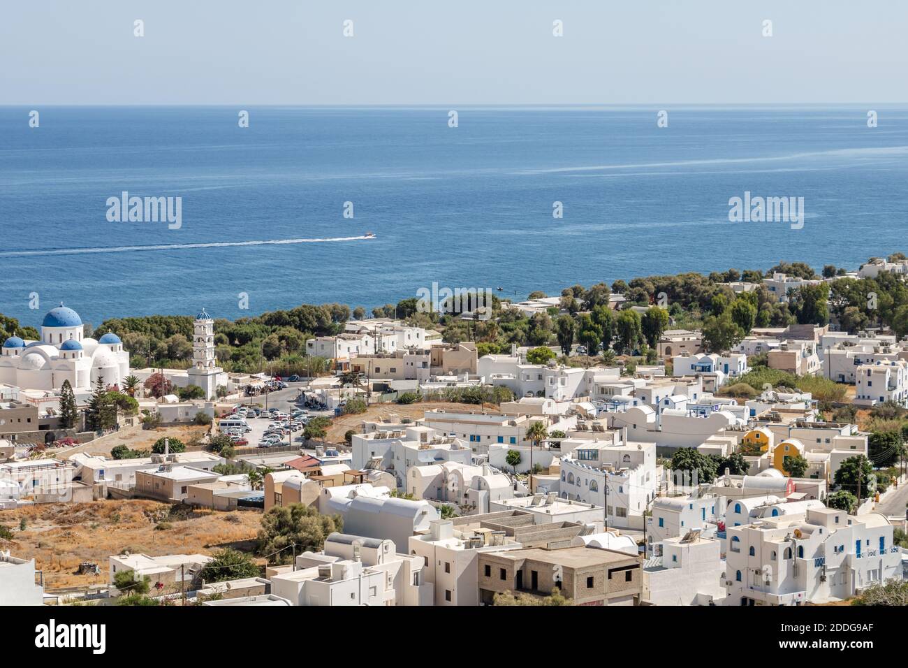 Blick auf Perissa Strand in Santorini von Panagia Katefiani Kirche Stockfoto
