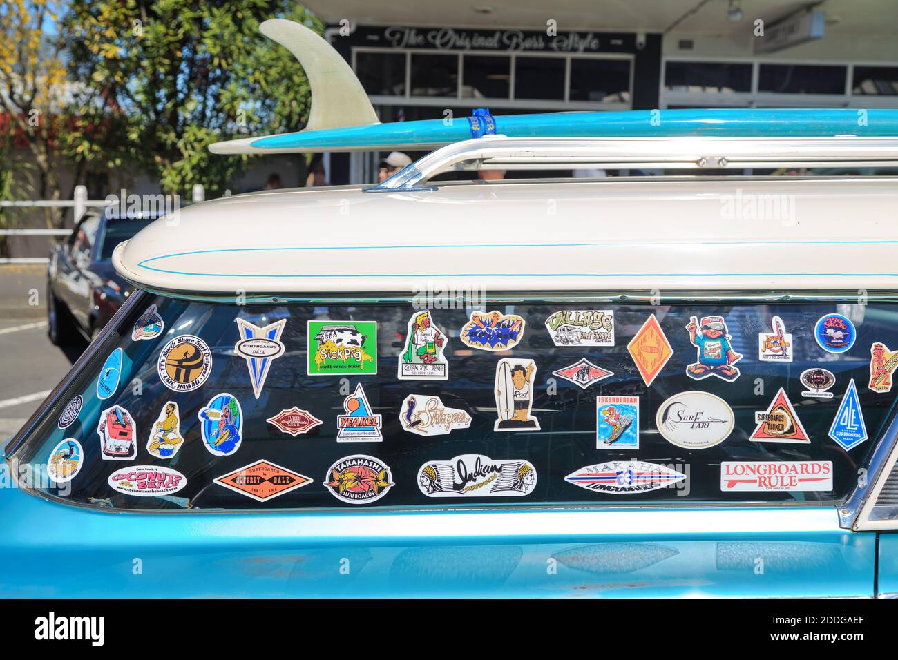 Ein Surfbrett und viele Surfsticker auf der Rückseite eines klassischen 1960 Mercury Commuter. Fotografiert auf einer Autoausstellung in Tauranga, Neuseeland Stockfoto