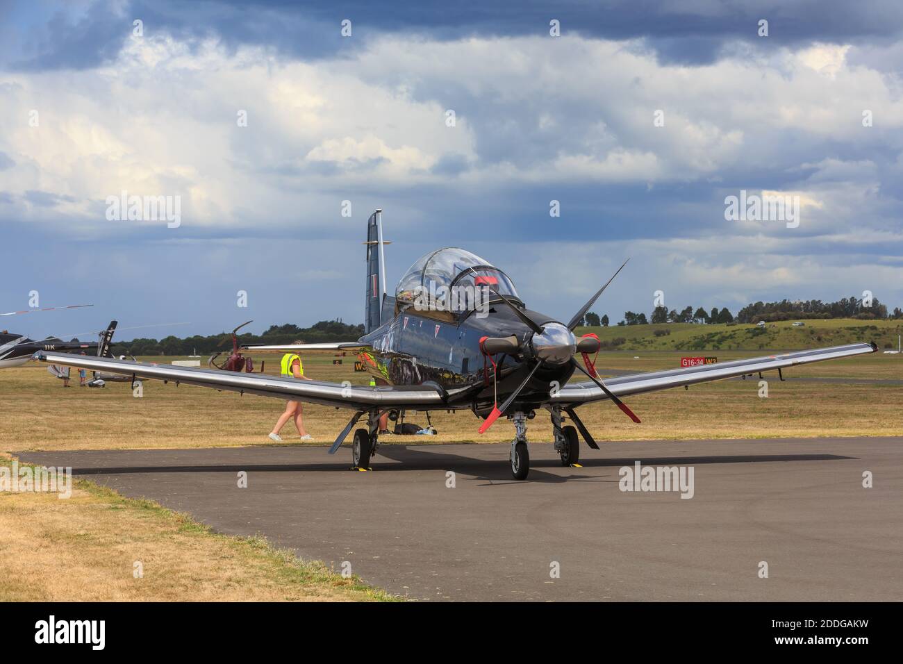 Ein Beechcraft T-6 Texan II Trainerflugzeug, geflogen vom New Zealand Air Force 'Black Falcons' Kunstflugteam Stockfoto