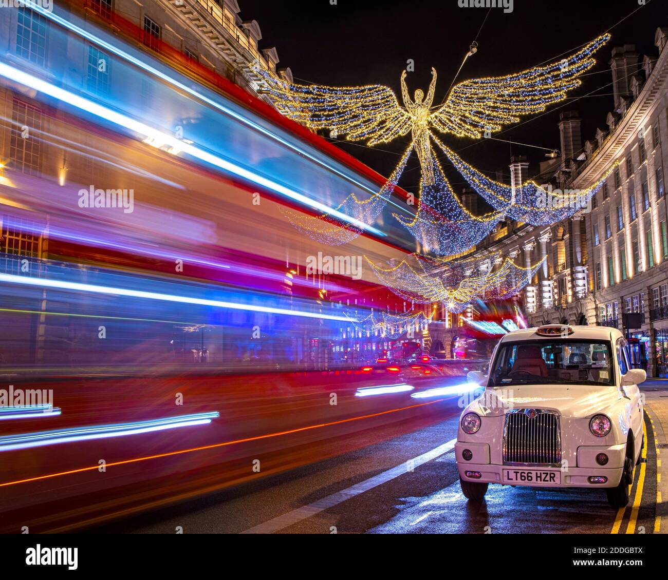 London, Großbritannien - 22. November 2020: Ein Blick auf die schönen Weihnachtslichter auf der Regent Street in London, Großbritannien. Stockfoto