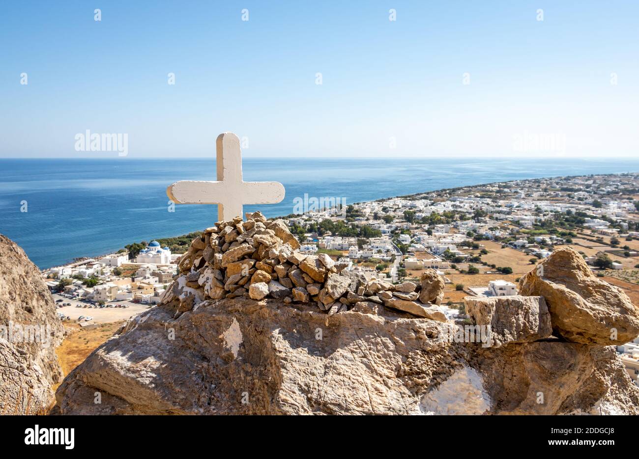 Blick auf Perissa Strand in Santorini von Panagia Katefiani Kirche Stockfoto