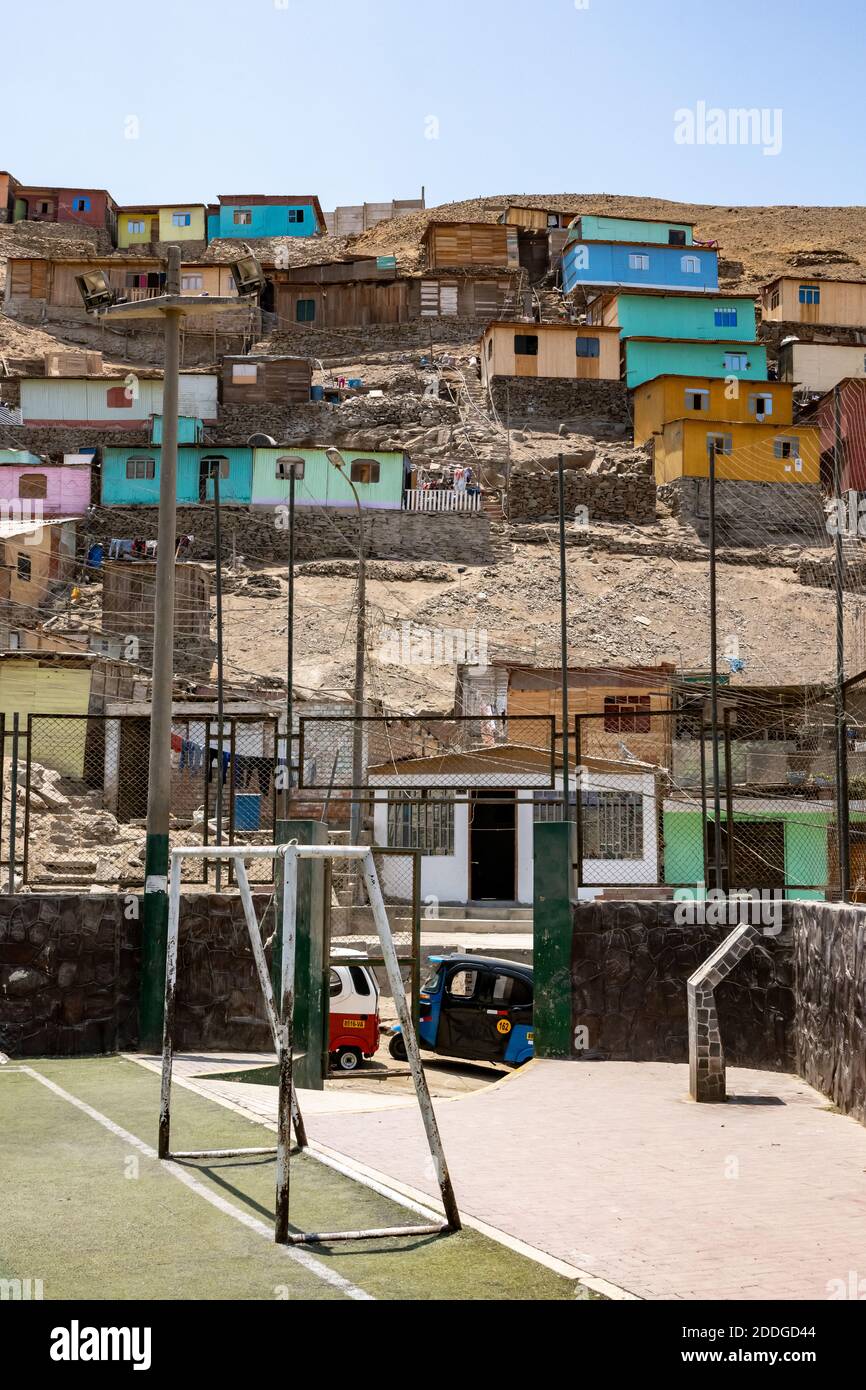 Ventanilla ist ein Stadtteil von Lima, Peru mit vielen Shantytowns auf den kargen Hügeln neben dem Pazifik gebaut Stockfoto