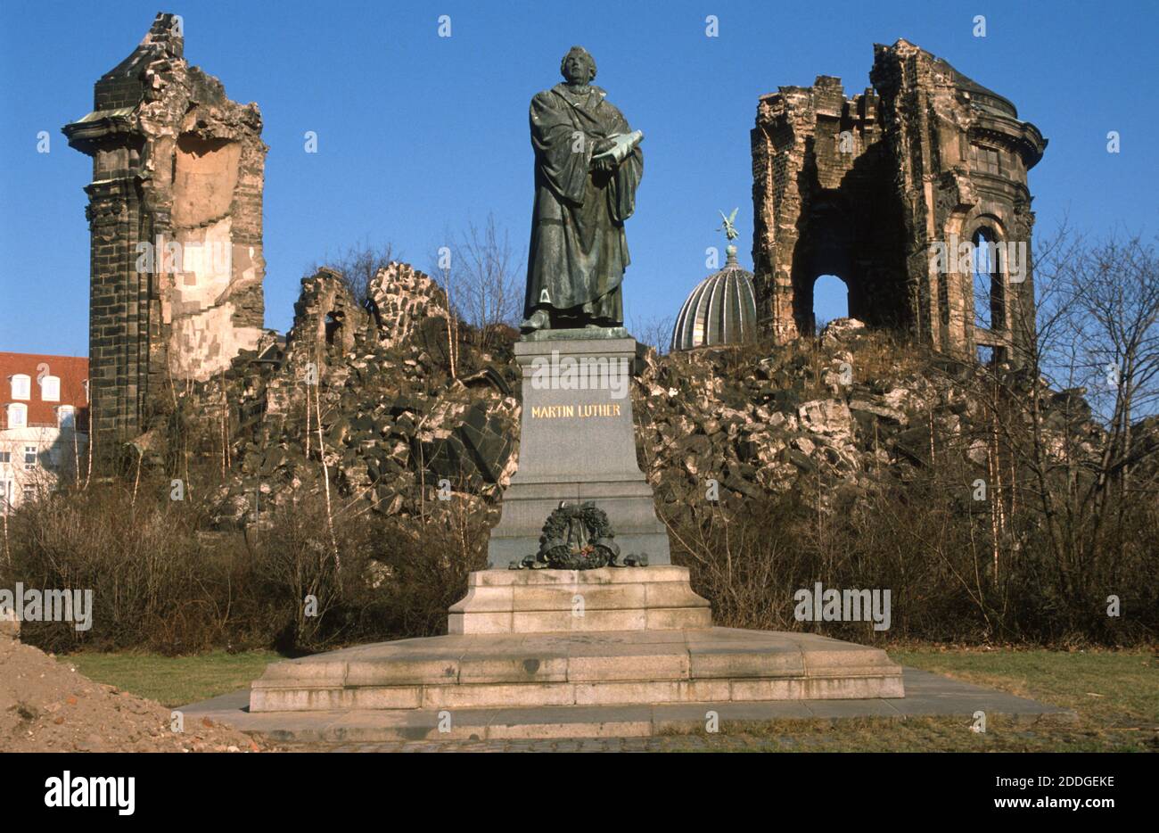 Eine Martin-Luther-Statue steht vor den Ruinen der Frauenkirche in Dresden, Herbst 1990. Stockfoto