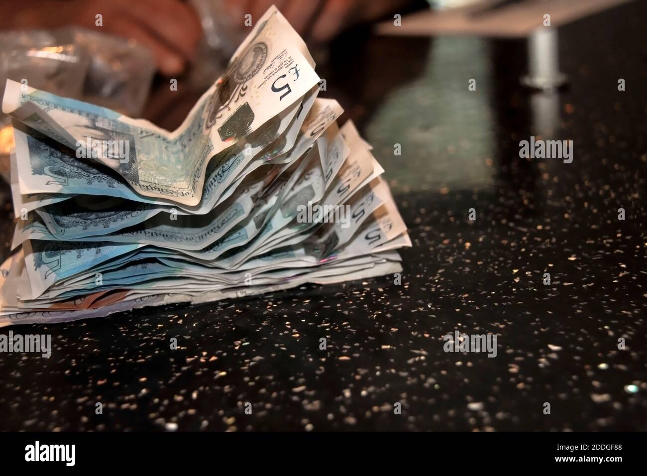 5 Pfund Banknoten auf einem Tisch. Englisches Geld. Stockfoto