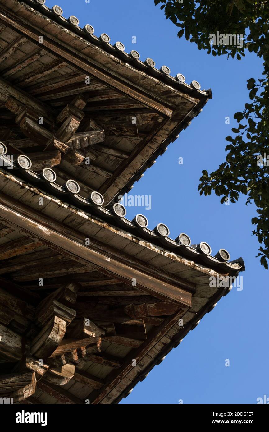 Detail des Daches von Nandai-mon, das große Südtor am Todai-ji Tempel in Nara, Japan gegen einen blauen Himmel an einem sonnigen Tag. Stockfoto