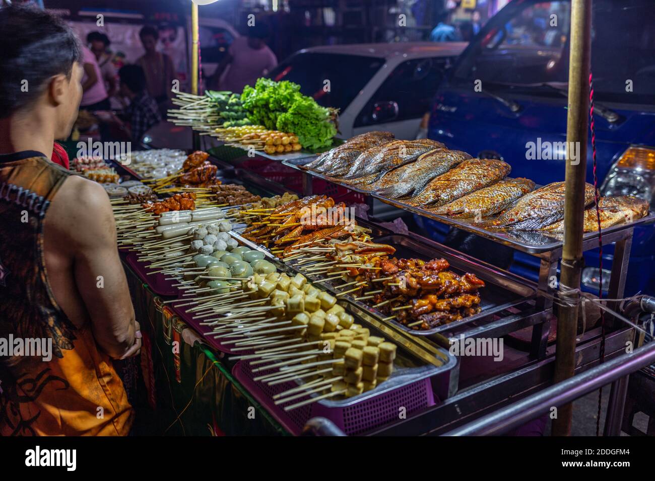 streetfood Yummies in Yangons Chinatown während des chinesischen Neujahrs Stockfoto