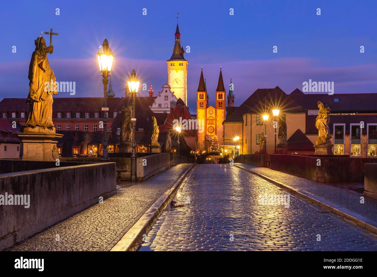 Alte Mainbrücke, Alte Mainbrucke mit Statuen von Heiligen, die Kathedrale und das Rathaus in der Altstadt von Würzburg bei Sonnenuntergang, Mittelfranken, Bayern, Deutschland Stockfoto