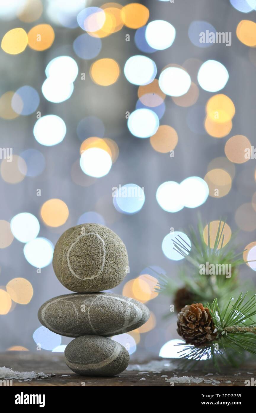 Stapel von Kieselsteinen und Urlaub Hintergrund Glitter Stockfoto