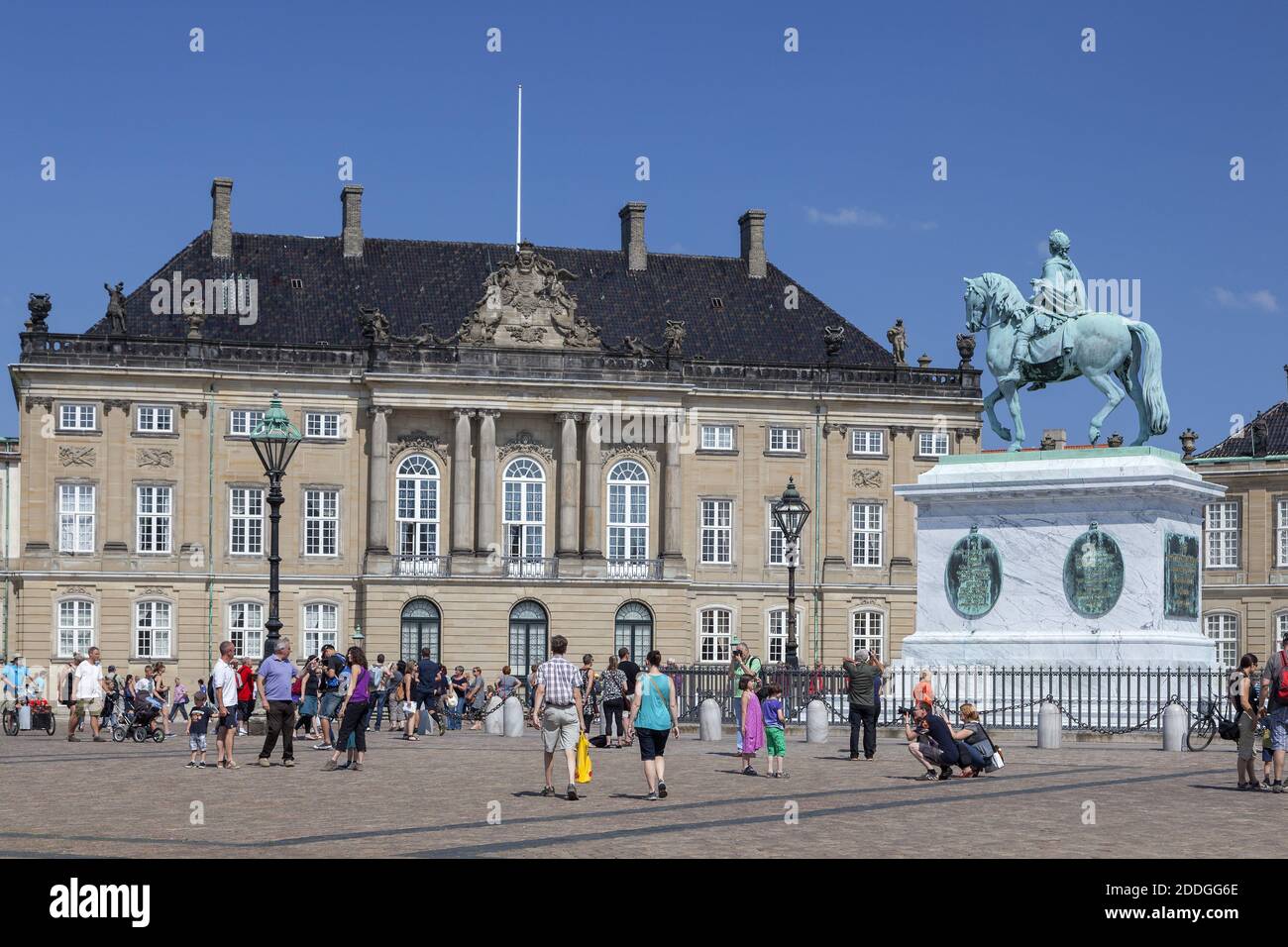 Geographie / Reisen, Dänemark, Kopenhagen, Touristen auf deme Schlossplatz vor Schloss Amalienborg, Additional-Rights-Clearance-Info-not-available Stockfoto