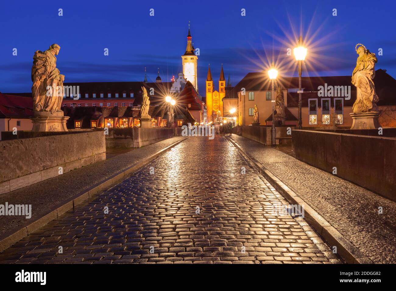 Alte Mainbrücke, Alte Mainbrücke mit Heiligenstatuen, Dom und Rathaus in der Altstadt von Würzburg bei Nacht, Franken, Bayern, Deutschland Stockfoto