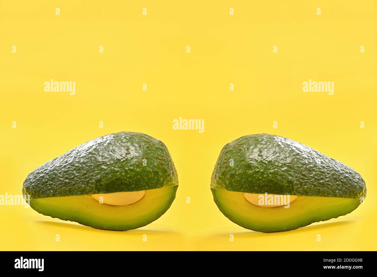 Scheiben von Avocado wie böse Augen starren Sie in Studio Stockfoto