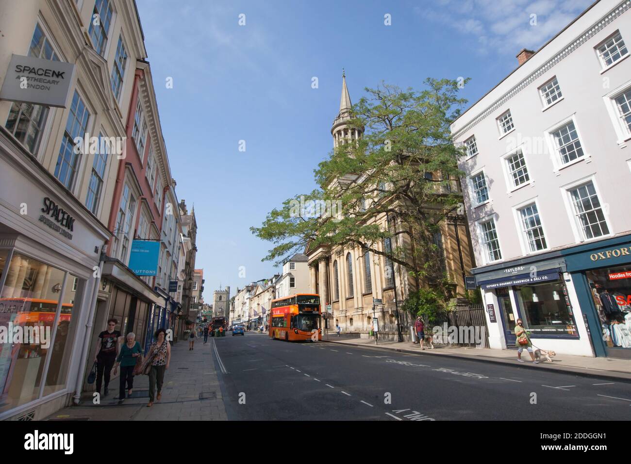 Blick auf die High Street in Oxford einschließlich All Saints Church, die heute Lincoln College Library in Großbritannien ist, aufgenommen am 15. September 2020 Stockfoto