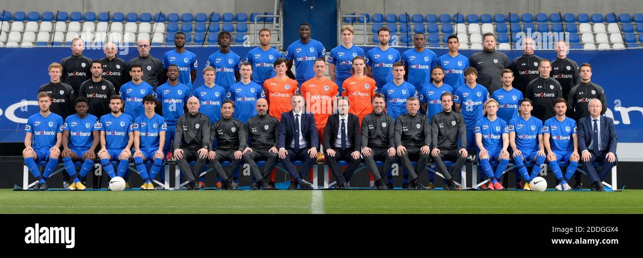 (Oben) Masseur Jurgen Schepers, Masseur Jacques Raymaekers, Lagerarbeiter Alain Vanderlinden, Eboue Kouassi, Pierre Dwomoh, Cyriel Dessers, Paul Onuachu Stockfoto