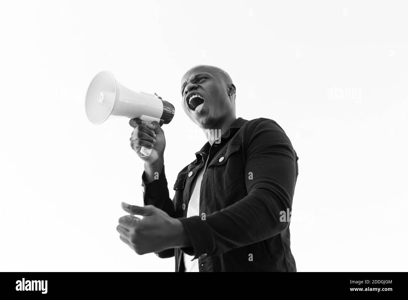 Rückansicht einer anonymen Frau mit Rucksack, die in den gelben Bus einfährt, um in Costa Rica Wildtiere zu beobachten Stockfoto