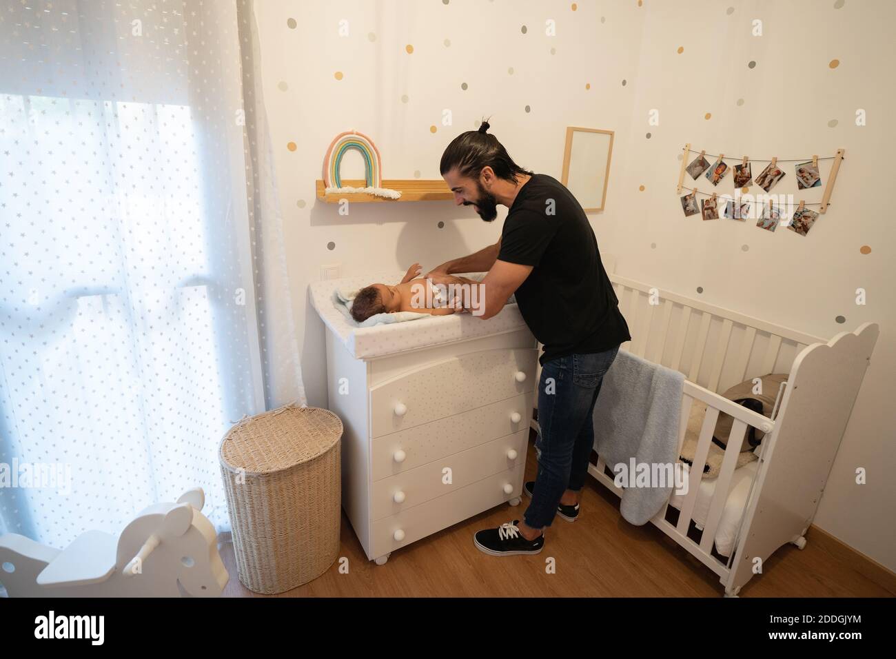 Windel wechsel kleinkind -Fotos und -Bildmaterial in hoher Auflösung
