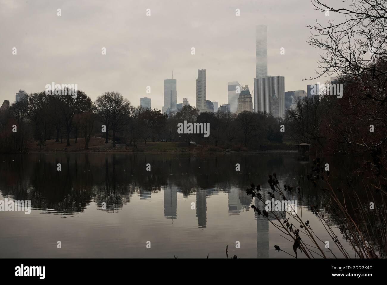 Ruhiger See im Central Park an bewölktem Tag im Herbst In New York Stockfoto