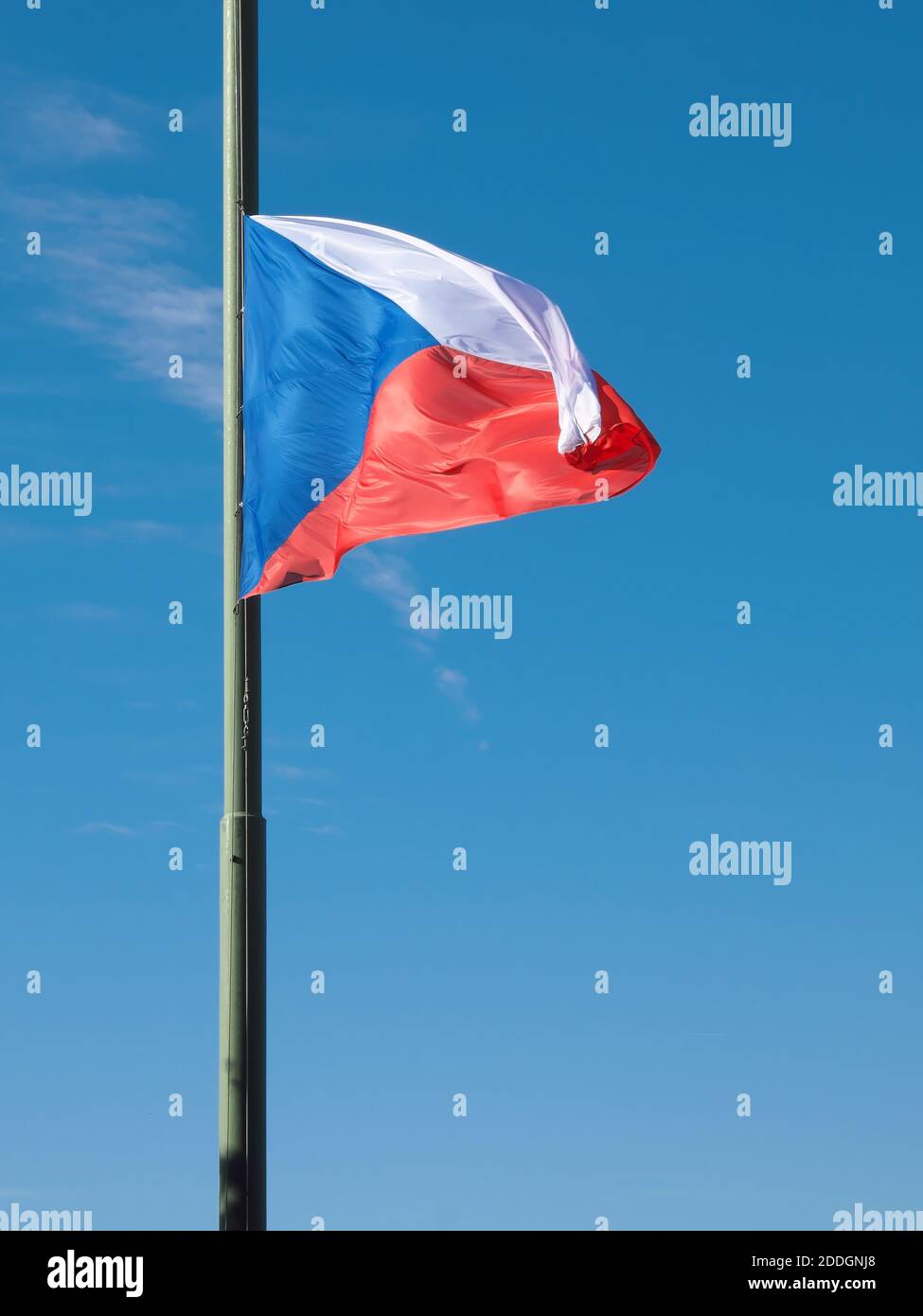 Eine gesenkte tschechische Flagge flattert im Wind. Stockfoto