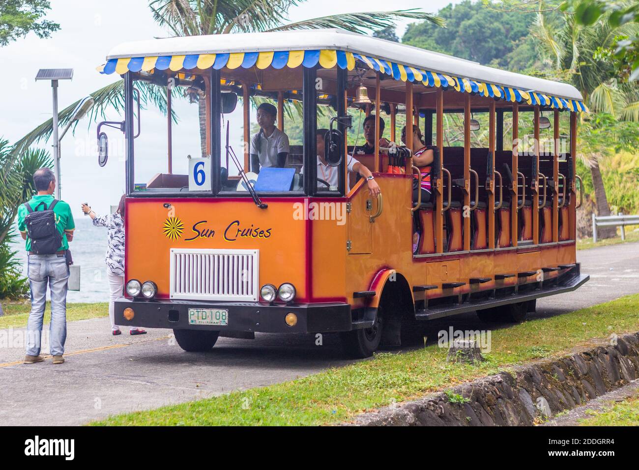 Eine Touristenbahn, die für Touren auf der Insel Corregidor auf den Philippinen verwendet wird Stockfoto