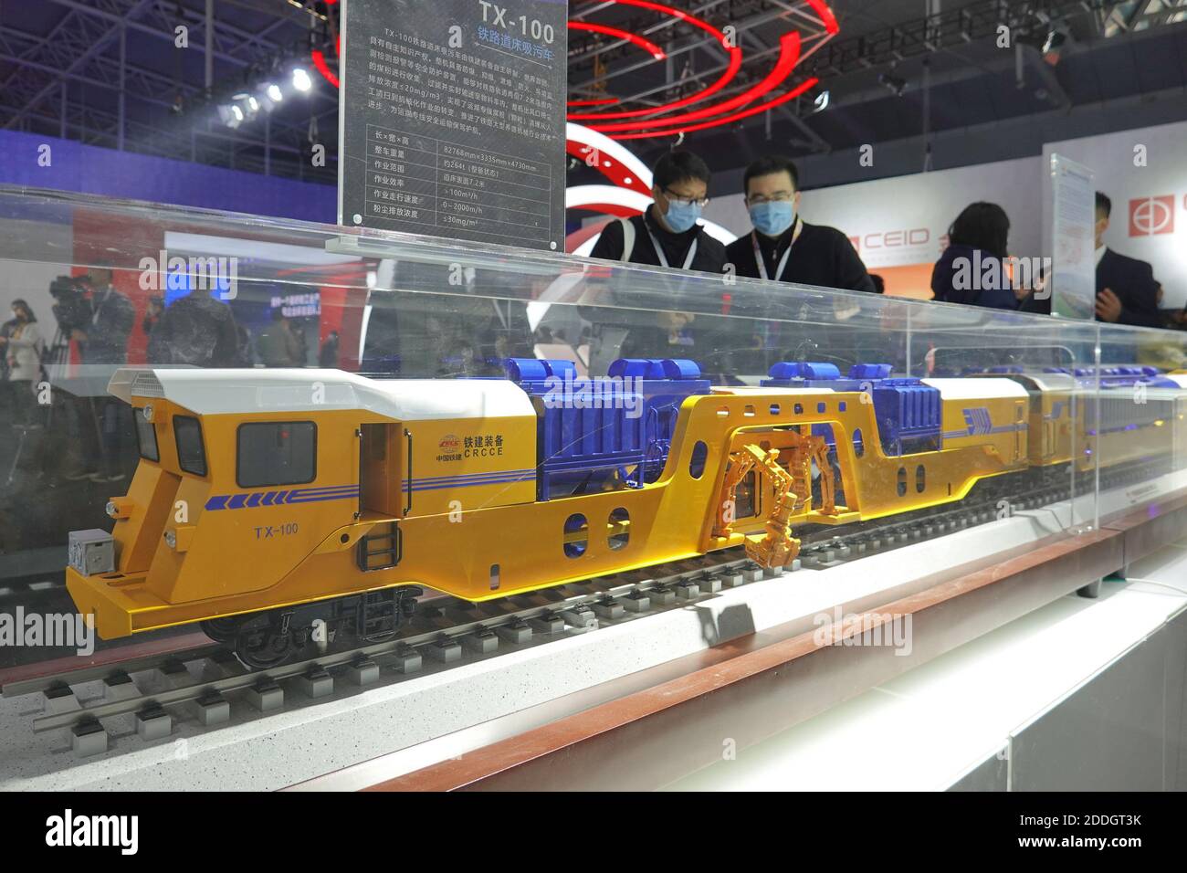 Yantai, Chinas Provinz Shandong. November 2020. Besucher sehen sich das Modell eines TX-100-LKW mit Absauganlage auf einer Industriedesign-Ausstellung während der World Industrial Design Conference 2020 in Yantai, Ostchina, Provinz Shandong, am 25. November 2020 an. Die World Industrial Design Conference 2020 findet vom 25. Bis 29. November in Yantai statt. Die Konferenz umfasst auch eine Ausstellung von Chinas führenden Industriedesigns, mit über 800 einheimischen Unternehmen, die über 1,000 Exponate neuer Technologien, neuer Designs und neuer Produkte präsentieren. Quelle: Tang Ke/Xinhua/Alamy Live News Stockfoto