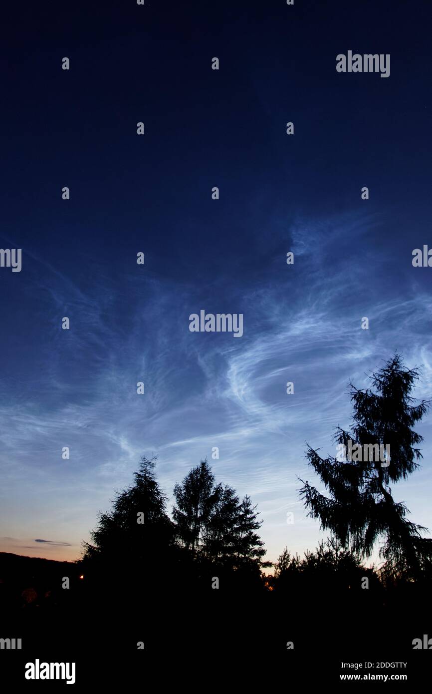 Blick auf nächtliche Wolken am Abend blauen Himmel Stockfoto