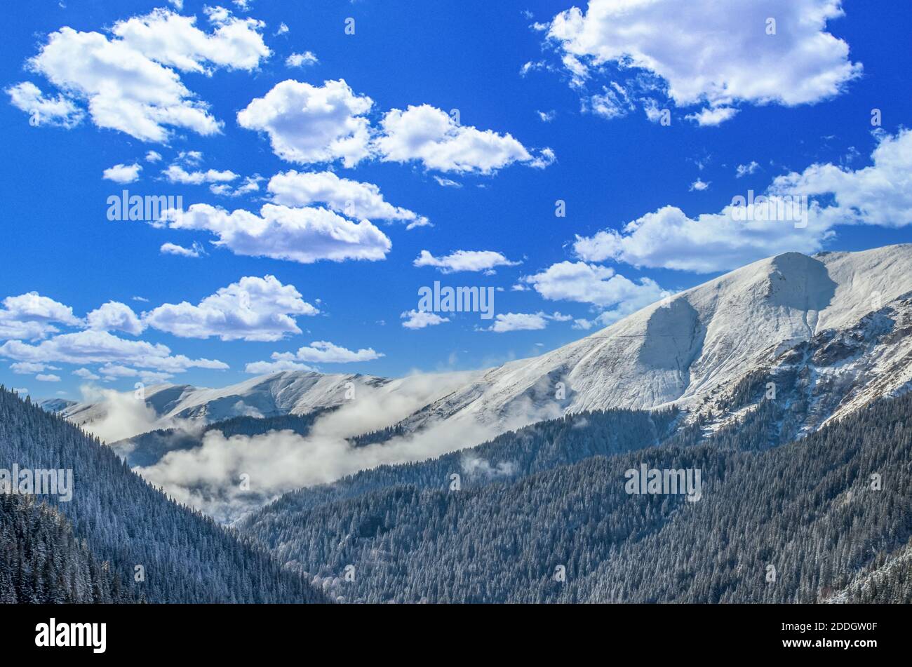 Atemberaubende Aussicht auf die Fagaras Berge im Winter. Der Bergrücken voller Schnee. Es gibt eine der schönsten Straßen der Welt, Transfagarasan Stockfoto