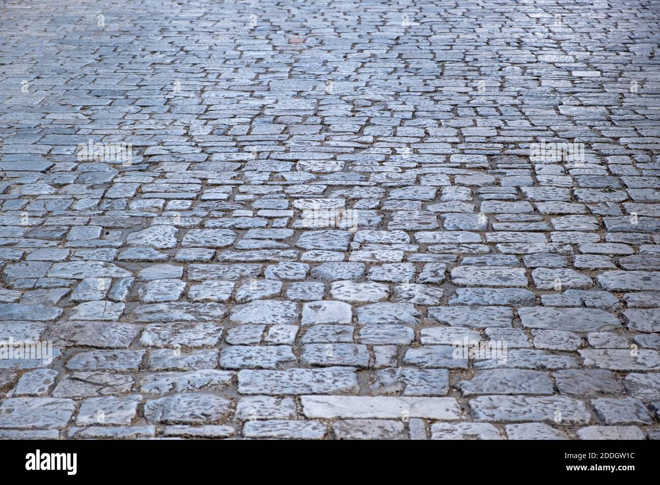 Alte Stein Marmor gepflasterten Fußweg, Kopfsteinpflaster Hintergrund, Textur. Weg zum Acropolis Rock. Perspektivische Weitwinkelansicht. Stockfoto