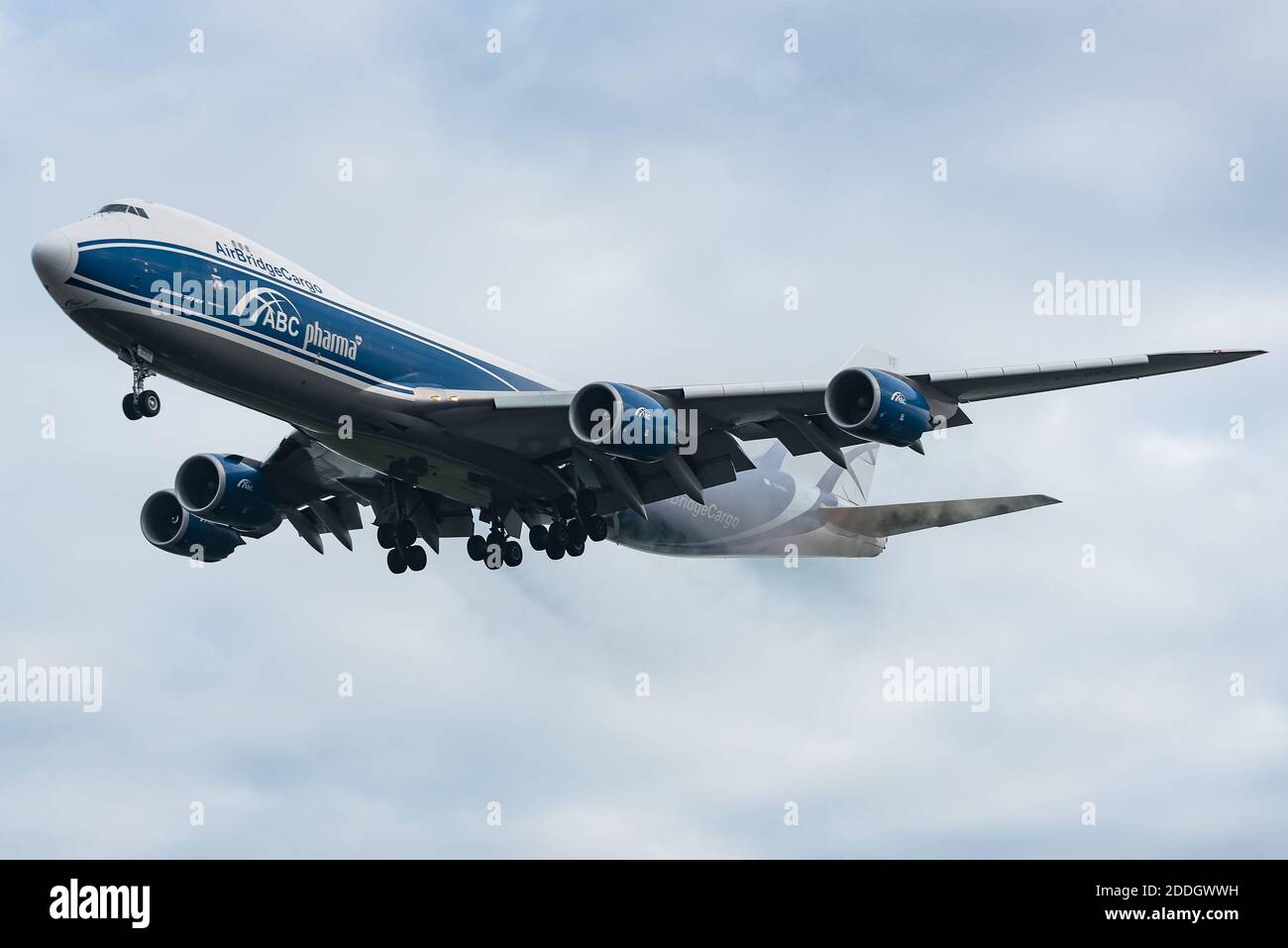 Ein Frachtflugzeug der Boeing 747-8 des russischen Frachtflugzeugs AirBridgeCargo. Stockfoto