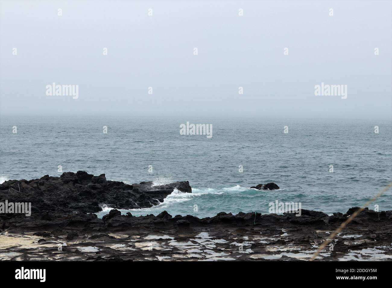 Die Wellen schlagen auf der Küste von Udo Island. Udo ist eine kleine Insel nahe der Jeju Insel, Südkorea Stockfoto